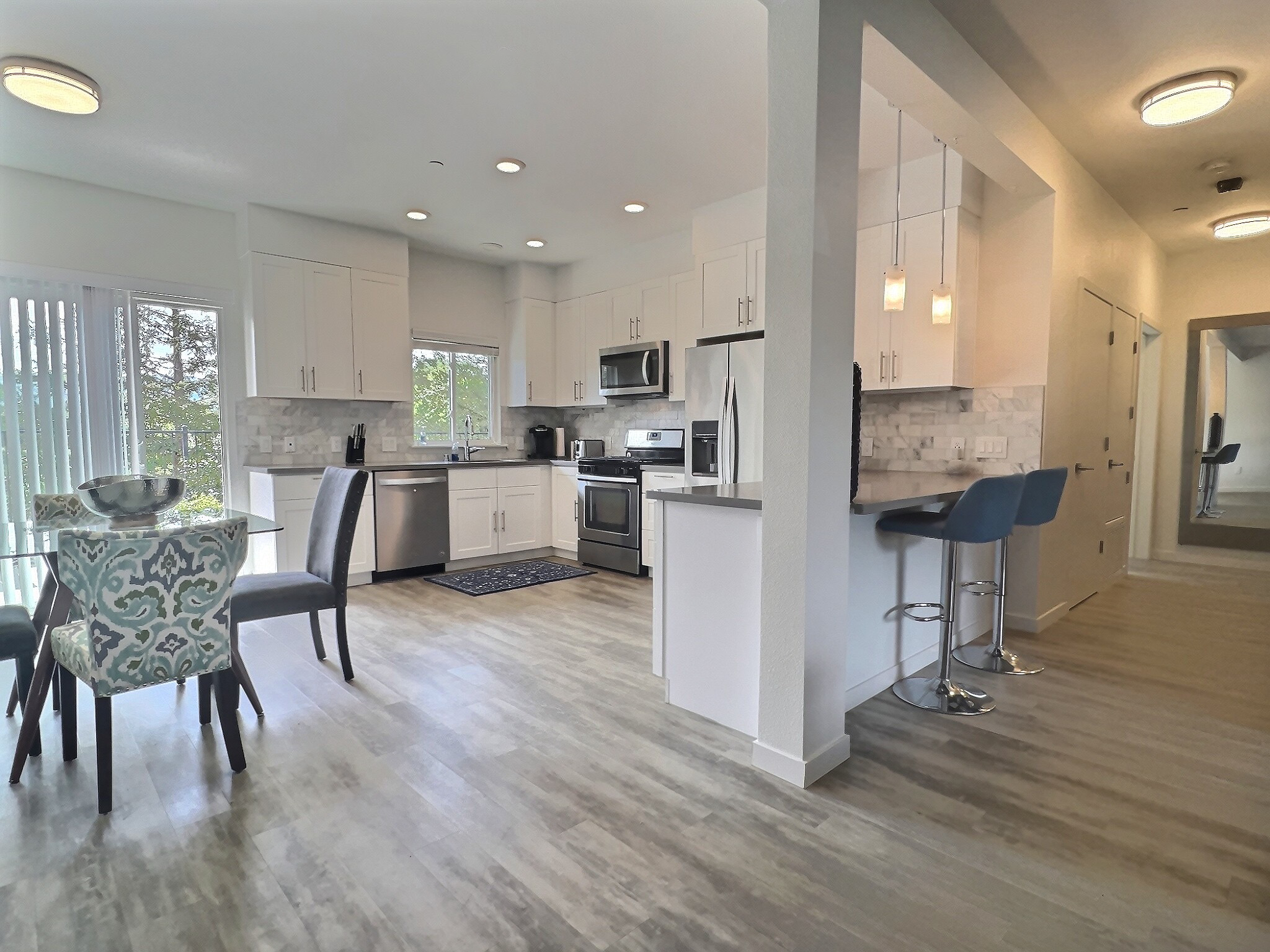 Cabernet Suite full kitchen with marble backsplash