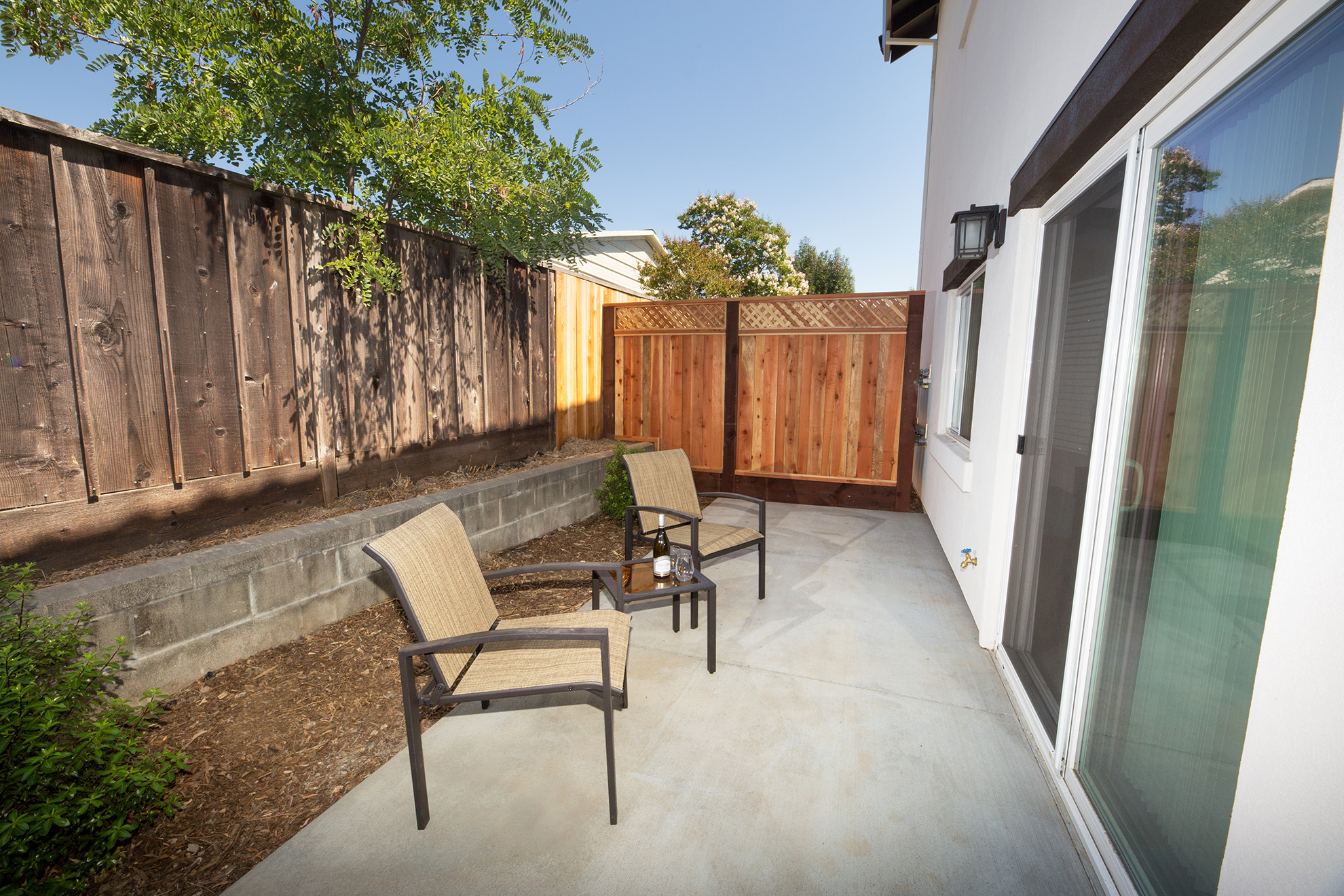 Pinot Suite private patio with wine