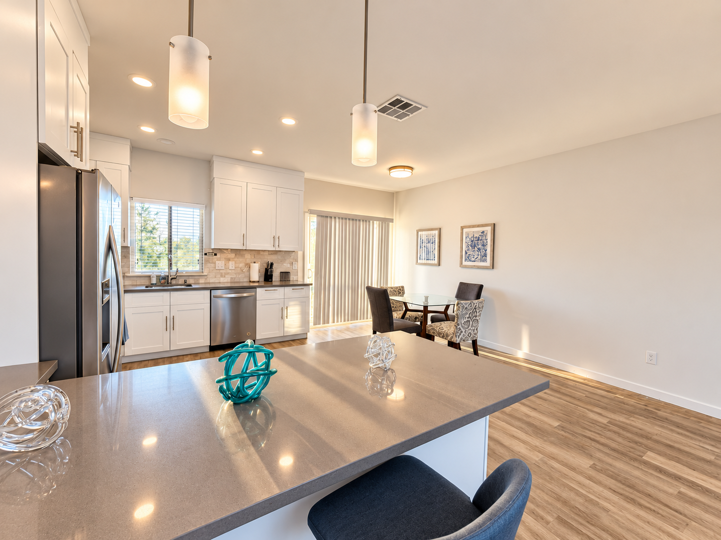 Cabernet Suite full kitchen with island seating