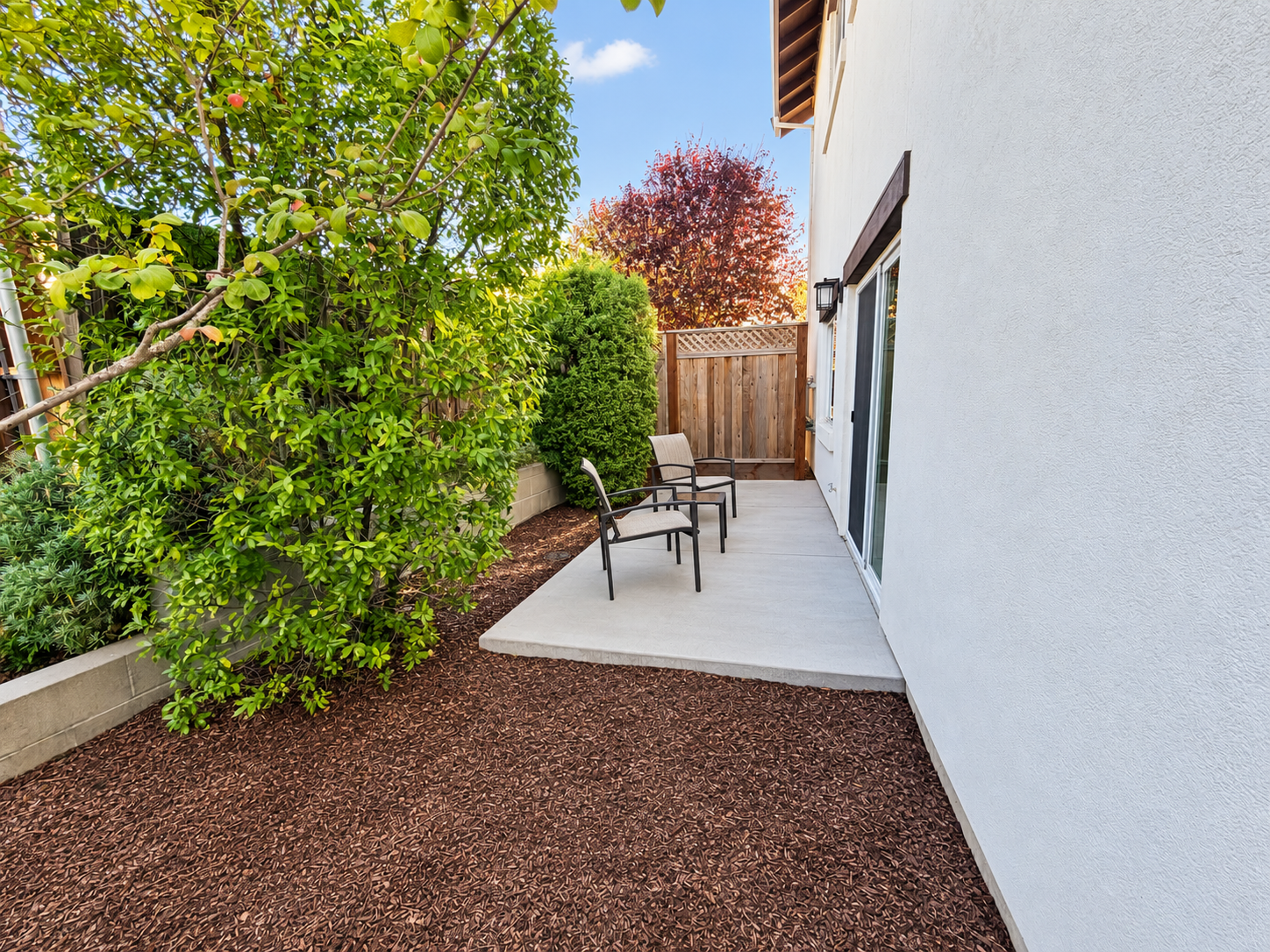 Pinot Suite private living-room patio with garden at Sonoma Grove Suites